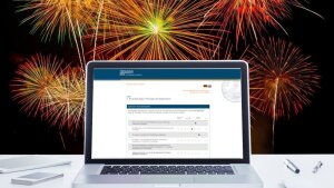 Laptop vor Feuerwerk